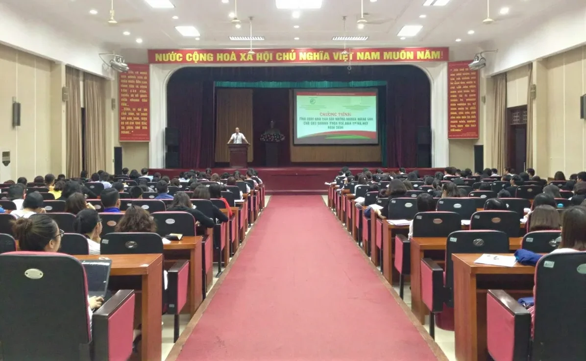 Hội trường lớn tổ chức khóa đào tạo nghiệp vụ Hội trường lớn với lối đi thảm đỏ và đông học viên tham dự chương trình đào tạo nghiệp vụ do Viện tổ chức.